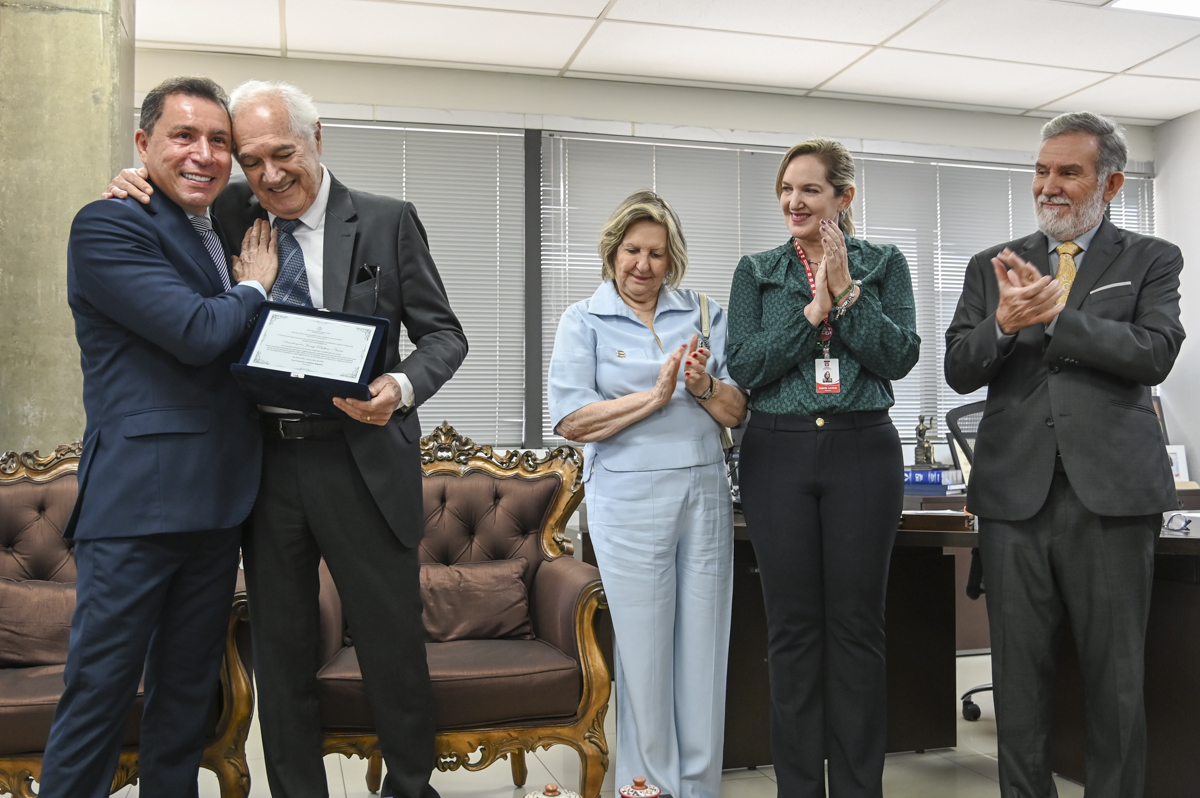 Desembargador aposentado Jersey Pacheco recebe homenagem do TJAC